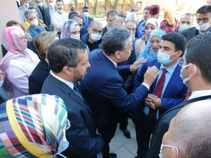 انتقادات تطال وهبي بسبب ” التقاشر ” و حضور لقاء دون كمامة انتقادات تطال وهبي بسبب ” التقاشر ” و حضور لقاء دون كمامة