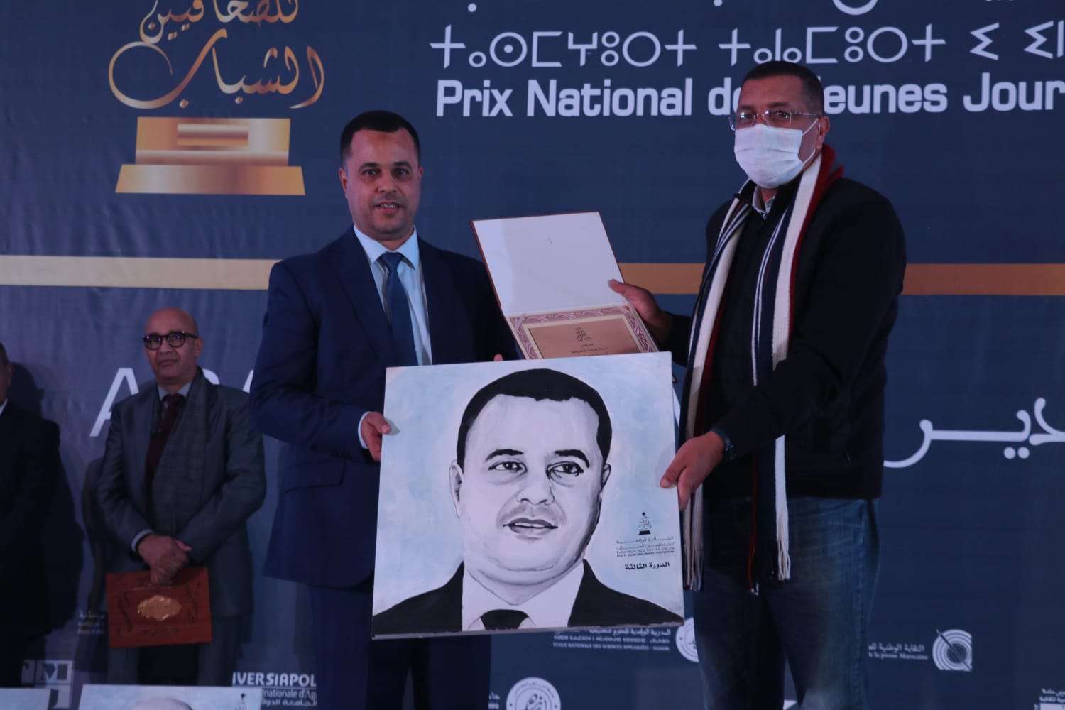 أكادير : تكريمات وتتويج الفائزين بالجائزة الوطنية للصحافيين الشباب في دورتها الثالثة ( صور ) أكادير : تكريمات وتتويج الفائزين بالجائزة الوطنية للصحافيين الشباب في دورتها الثالثة ( صور )