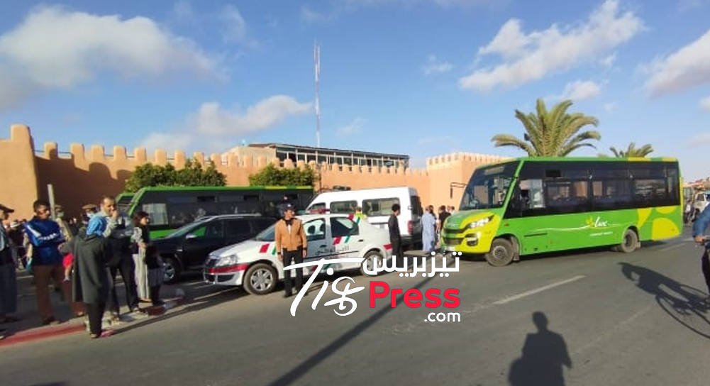 تيزنيت : السلطات تتدخل لتحويل جميع أسطول حافلات النقل العمومي الى المحطة الطرقية الجديدة وسط استياء المواطنين تيزنيت : السلطات تتدخل لتحويل جميع أسطول حافلات النقل العمومي الى المحطة الطرقية الجديدة وسط استياء المواطنين
