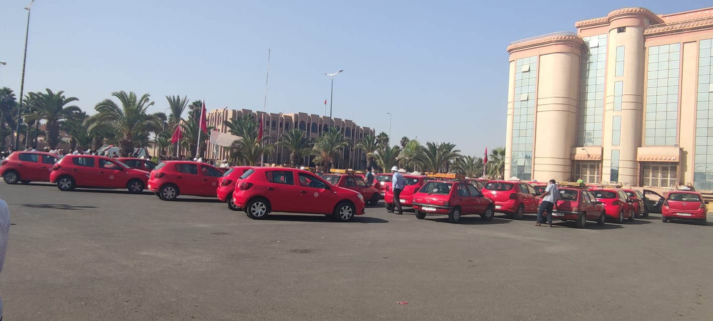 تيزنيت :المصالح الأمنية تشن حملة ضد خروقات وتجاوزات سائقي سيارات الأجرة الصغيرة تيزنيت :المصالح الأمنية تشن حملة ضد خروقات وتجاوزات سائقي سيارات الأجرة الصغيرة