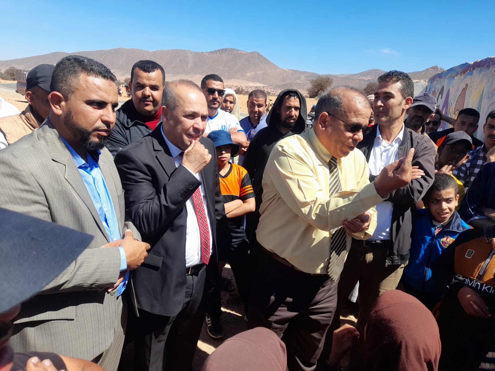 تيزنيت:المدير الاقليمي والسلطات يفشلان في الحوار….والآباء متشبتون بالفرعية رافضين التحاق ابنائهم بالمدرسة الجماعاتية تيزنيت:المدير الاقليمي والسلطات يفشلان في الحوار….والآباء متشبتون بالفرعية رافضين التحاق ابنائهم بالمدرسة الجماعاتية