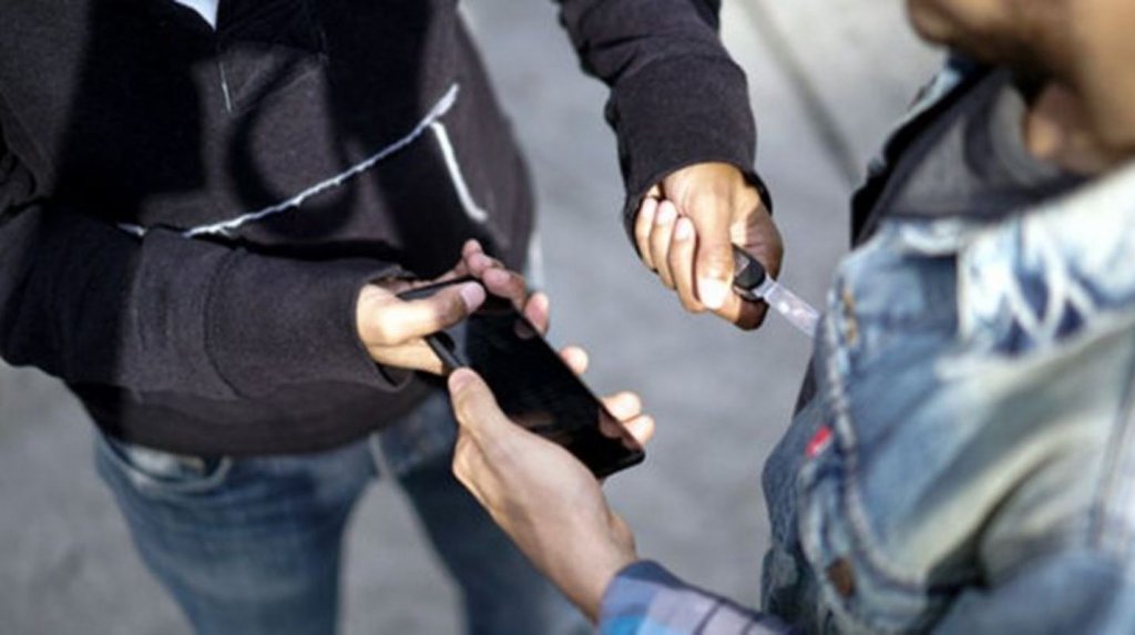 اكلو :بعد سرقته باستعمال العنف ..ثلاثة جانحين يرسلون مواطنا الى مستعجلات الحسن الاول اكلو :بعد سرقته باستعمال العنف ..ثلاثة جانحين يرسلون مواطنا الى مستعجلات الحسن الاول