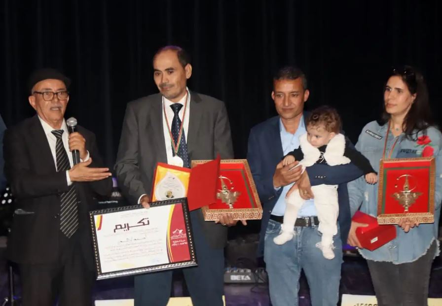 تيزنيت : مدير موقع ” تيزبريس ” يحظى بتكريم خاص من قبل رابطة سفراء أمرير للثقافة والإبداع ( فيديو ) تيزنيت : مدير موقع ” تيزبريس ” يحظى بتكريم خاص من قبل رابطة سفراء أمرير للثقافة والإبداع ( فيديو )