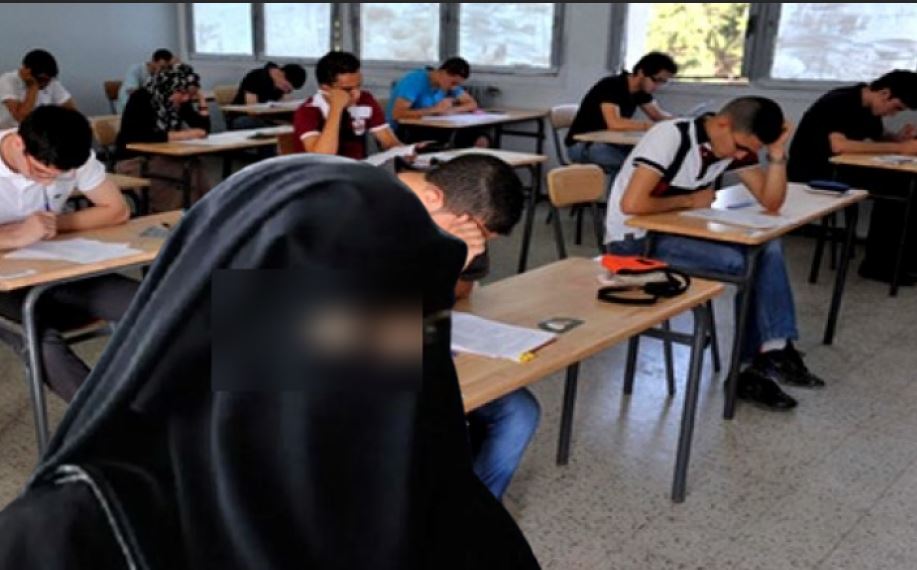 تيزنيت : النقــاب يُربك امتحانات البكالوريا بمركز ثانوية المسيرة الخضراء تيزنيت : النقــاب يُربك امتحانات البكالوريا بمركز ثانوية المسيرة الخضراء