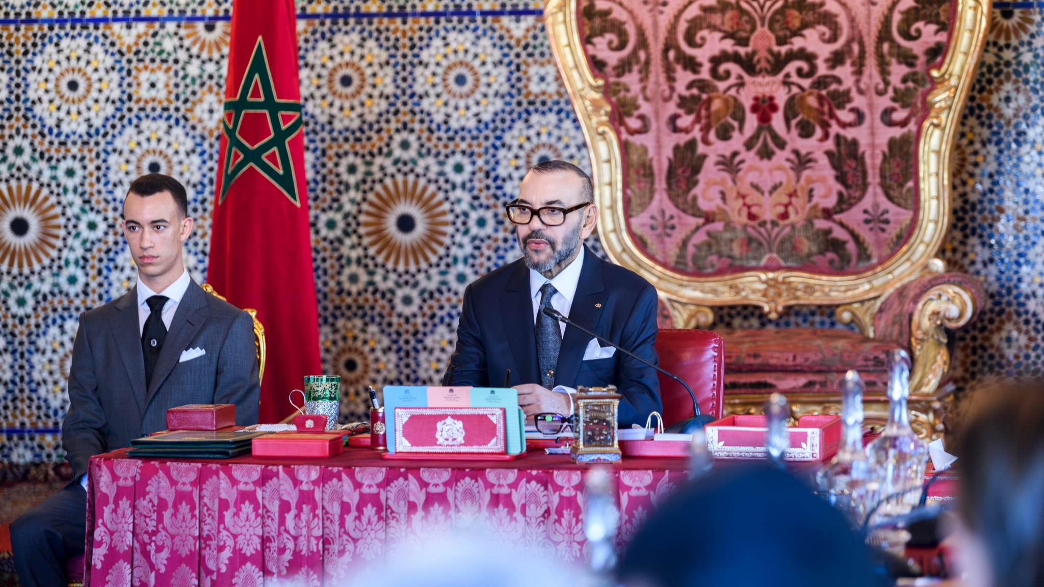 جلالة الملك يستفسر وزير الفلاحة جلالة الملك يستفسر وزير الفلاحة