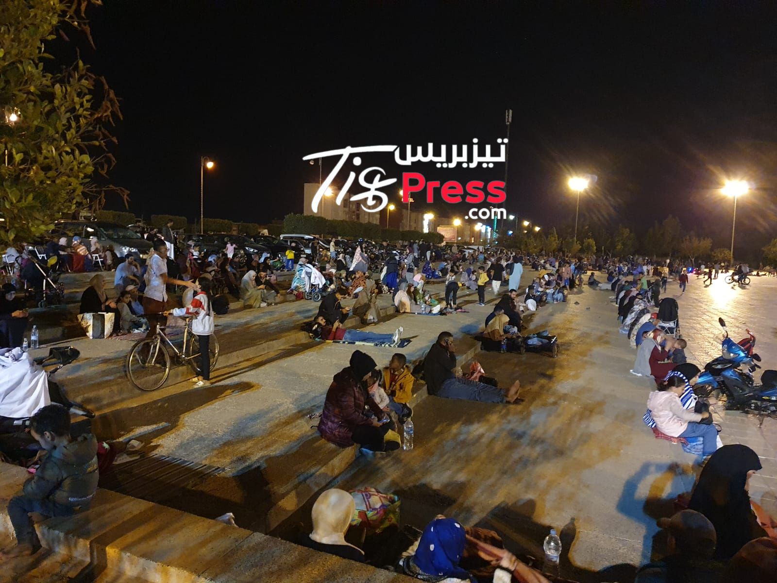 تيزنيت : لليوم الثاني ..مواطنون يتخوفون من هزات ارتدادية للزلزال ويقررون المبيت في الشوارع (صور) تيزنيت : لليوم الثاني ..مواطنون يتخوفون من هزات ارتدادية للزلزال ويقررون المبيت في الشوارع (صور)