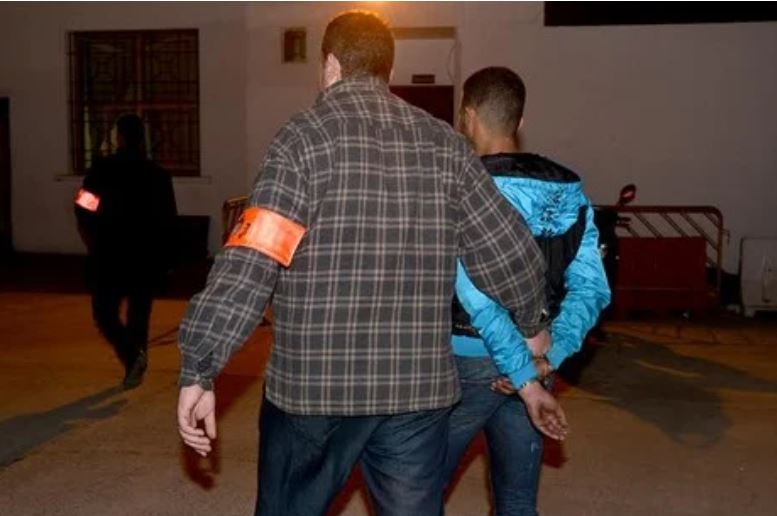تيزنيت:اعتقال خمسيني ابتزّ عون سلطة من سيدي افني بصور و فيديوهات مخلة بالحياء تيزنيت:اعتقال خمسيني ابتزّ عون سلطة من سيدي افني بصور و فيديوهات مخلة بالحياء