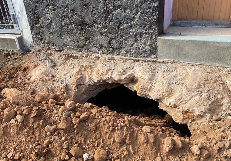تيزنيت : اكتشاف مطمورة تحت بناية منزل أمام مسجد إد زكري ( صور ) تيزنيت : اكتشاف مطمورة تحت بناية منزل أمام مسجد إد زكري ( صور )