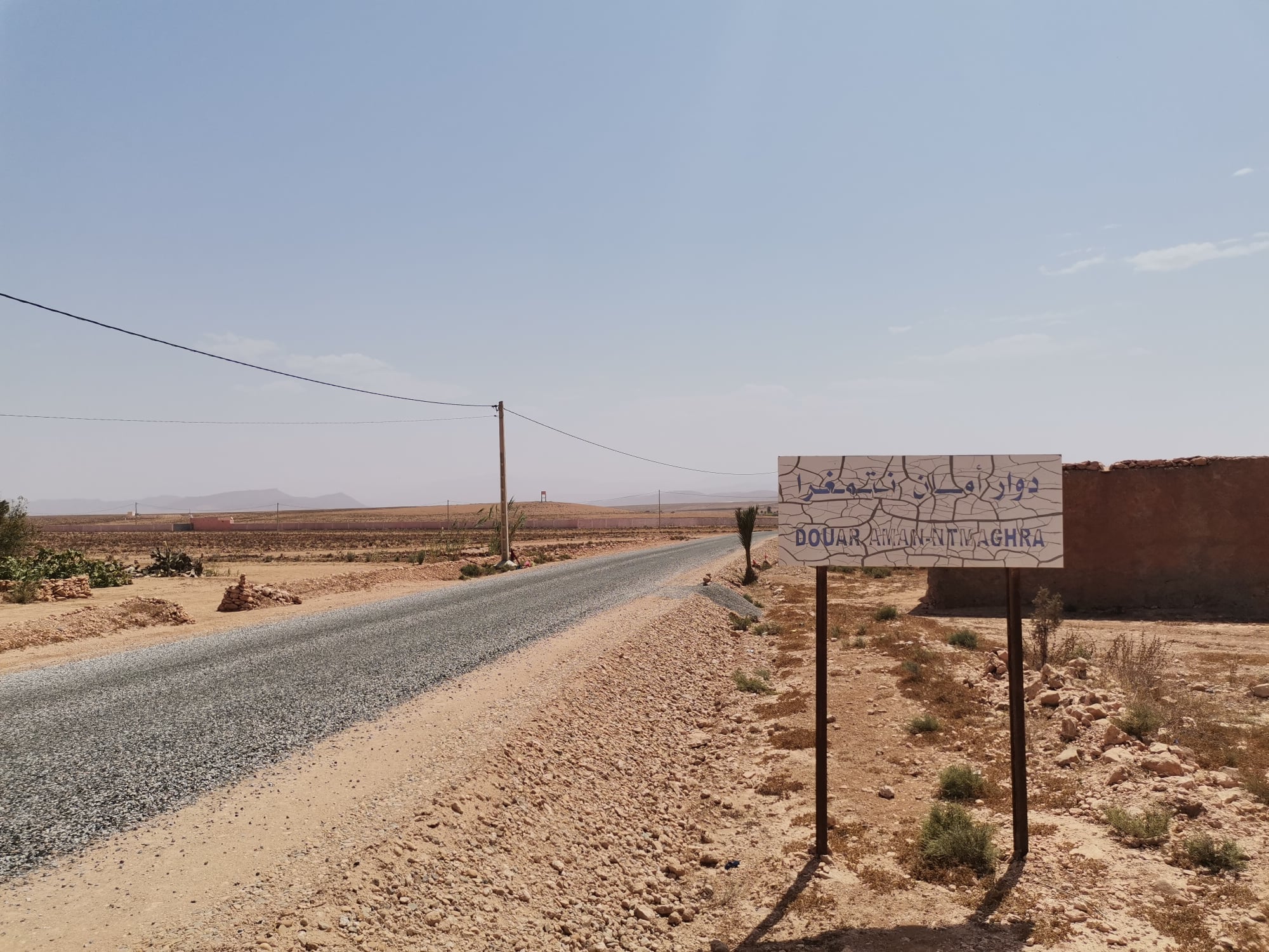 العطش يدفع مواطن و أسرته للاعتصام أمام عمالة تيزنيت العطش يدفع مواطن و أسرته للاعتصام أمام عمالة تيزنيت