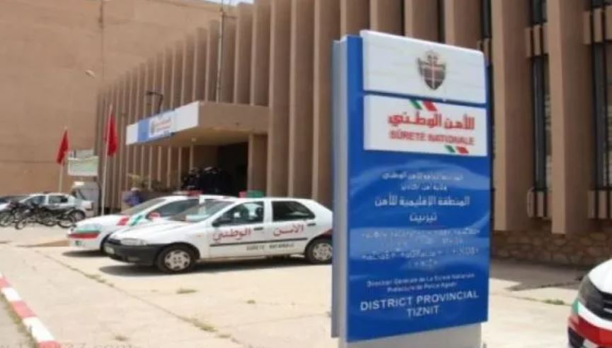 تيزنيت : أُحيل على المستشفى الجهوي بأكادير ..” بزناس” يُصاب بعد قفزه من الطابق الأول للكوميسارية محاولا الهرب من الأمن تيزنيت : أُحيل على المستشفى الجهوي بأكادير ..” بزناس” يُصاب بعد قفزه من الطابق الأول للكوميسارية محاولا الهرب من الأمن