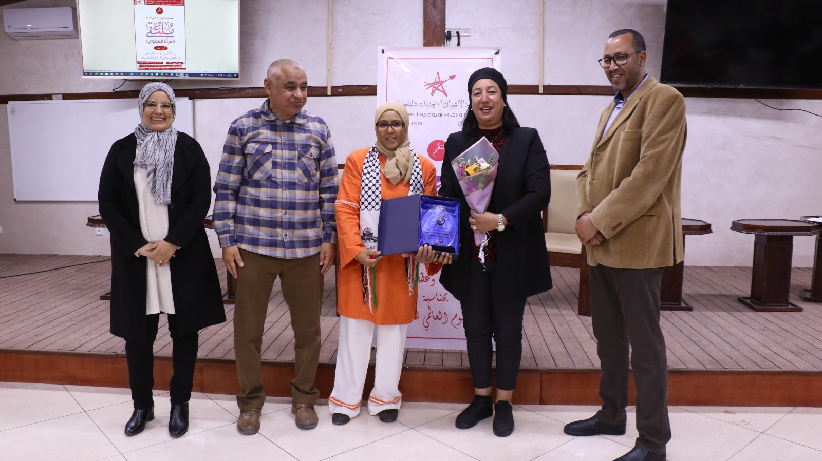 تيزنيت : مؤسسة الأعمال الاجتماعية للتعليم تكرم مجموعة من الفعاليات النسائية في ملتقى المرأة السنوي ( صور ) تيزنيت : مؤسسة الأعمال الاجتماعية للتعليم تكرم مجموعة من الفعاليات النسائية في ملتقى المرأة السنوي ( صور )