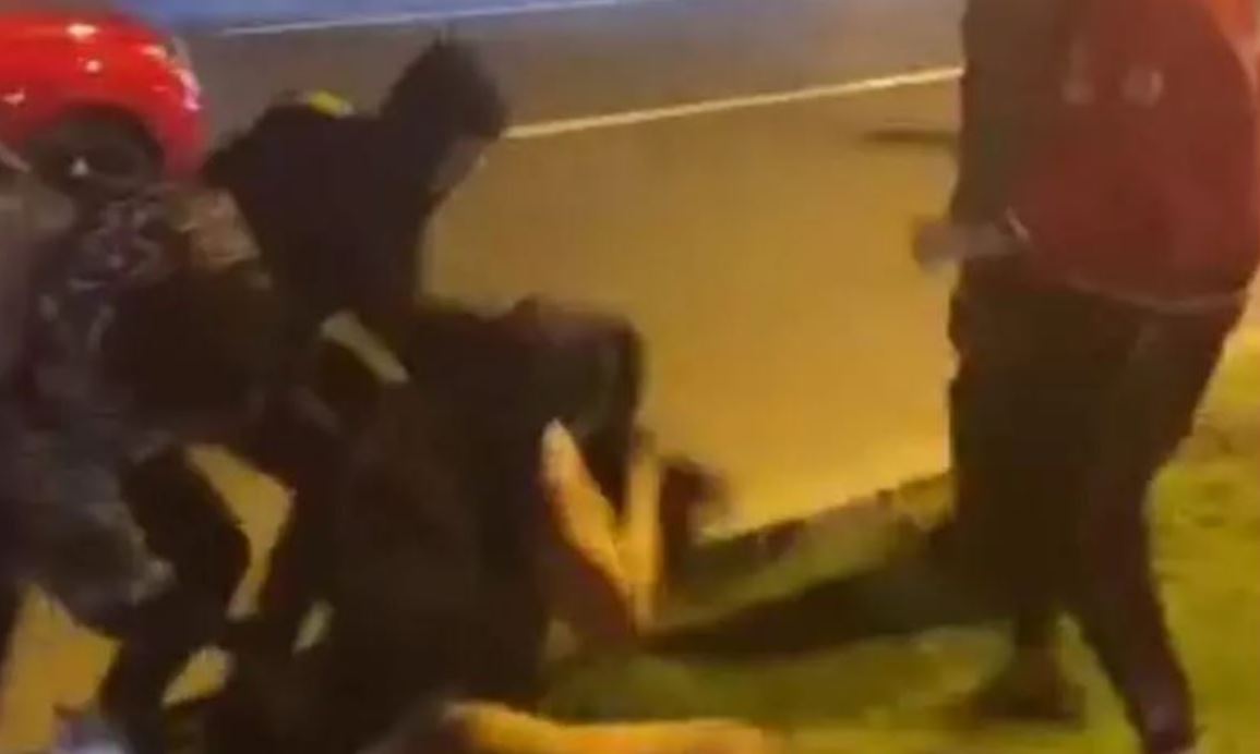 تيزنيت: نقل عون سلطة الى المستشفى بعد تعرضه لاعتداء مسلح من مجهولين تيزنيت: نقل عون سلطة الى المستشفى بعد تعرضه لاعتداء مسلح من مجهولين