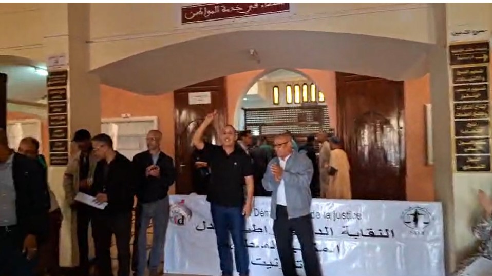 تيزنيت : النظام الأساسي يخرج كتاب وكاتبات الضبط للإحتجاج ضد وزارة وهبي ( فيديو ) تيزنيت : النظام الأساسي يخرج كتاب وكاتبات الضبط للإحتجاج ضد وزارة وهبي ( فيديو )