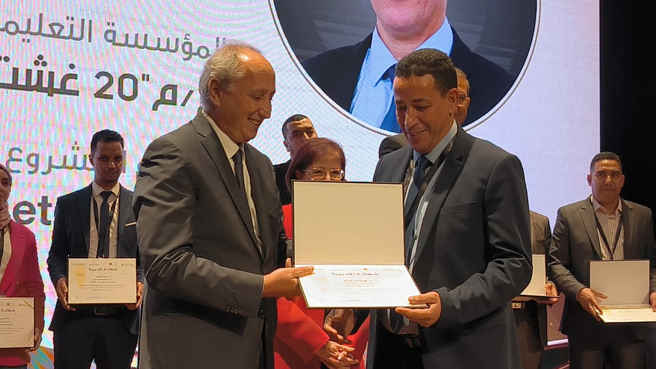 “الأوريغامي والرياضيات”… مشروع مبتكر يتوج الأستاذ هشام الطباع بجائزة أستاذ السنة