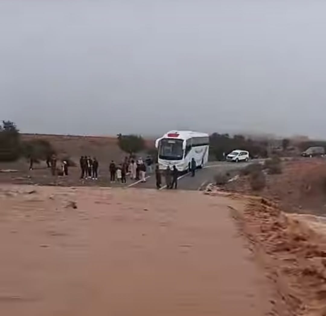 تيزنيت: السيول تقطع المحاور الرئيسية.. والطريق الجهوية 115 “المهترئة” تتحول إلى منفذ اضطراري وحيد نحو أكادير