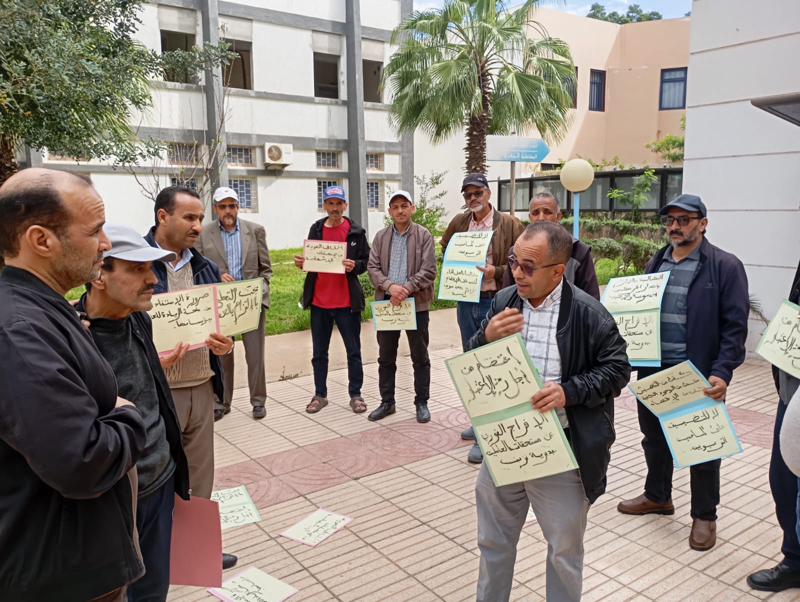 اعتصام مفتوح للمساعدين التربويين أمام أكاديمية سوس ماسة..مطالب بتسوية ملف الاقتطاع المزدوج وتفعيل الحركتين ومنحة الريادة.