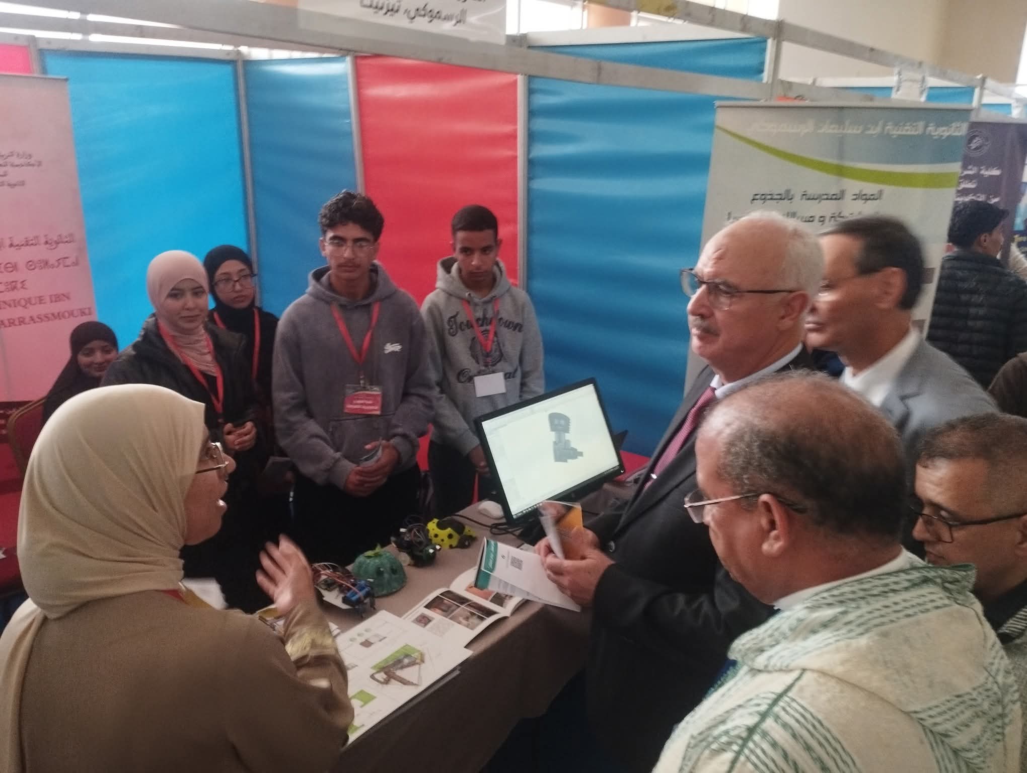 عامل تيزنيت يترأس افتتاح ملتقى التوجيه المدرسي والمهني بحضور كثيف للتلاميذ وأولياء الأمور.