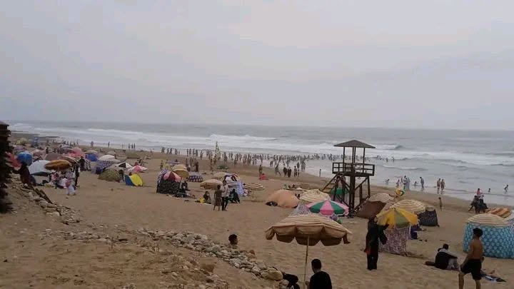 أكلو : يقظة السباحين المنقذين تضع حداً لنشاط قاصرَيْن يستهدفان أغراض المستحمين بالشاطئ