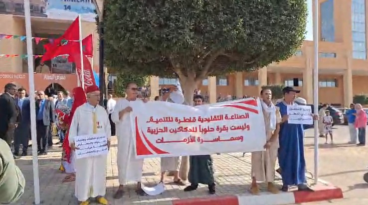 مهرجان “تيمزار” يفتتح على صفيح ساخن: وقفة احتجاجية تدفع عامل الإقليم للتدخل الميداني