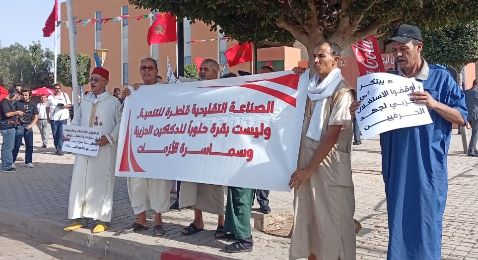 تنسيقية أنامل تيزنيت: عرق الصناع ليس أصلاً تجارياً لـ”الفراقشية” والانتهازيين.. ومطالب بفتح تحقيق في تبذير المال العام